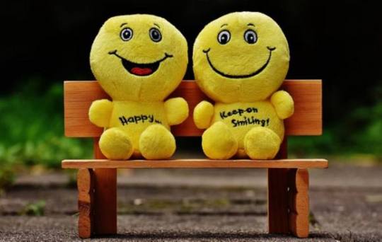 happy-yellow-puppets